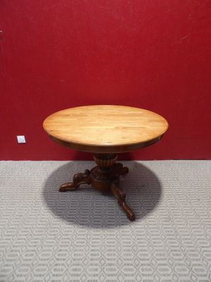 une photo représentant une table en bois avec un mur rouge en arrière-plan