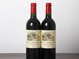 deux bouteilles de vin rouge posées sur une table en bois