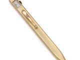un stylo doré avec une pointe métallique sur fond blanc