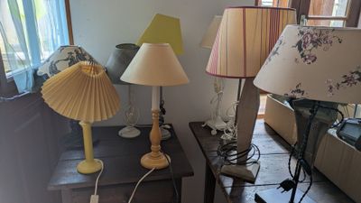 deux lampes posées sur une table dans un salon