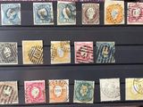 de nombreux types de timbres exposés sur une étagère