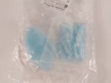 un sac en plastique contenant une paire de chaussures bleues