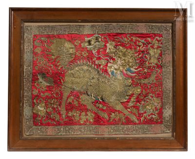 une photo encadrée représentant un oiseau sur un fond rouge et or