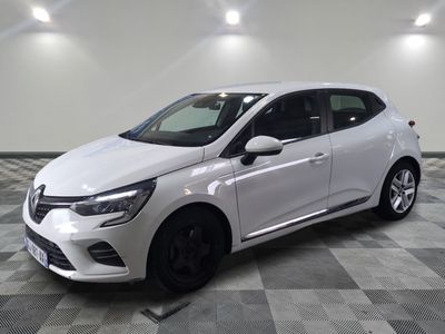 une voiture blanche est garée sur le sol à carreaux d'un garage