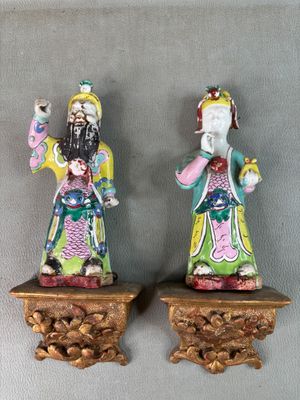 paire de figurines chinoises représentant un homme et une femme sur des socles