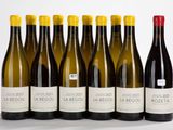 six bouteilles de vin sont alignées sur une table