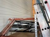 une échelle appuyée contre un mur dans un garage