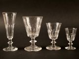 trois verres à pied en verre transparent posés les uns à côté des autres sur une surface noire