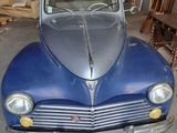 une voiture bleue garée dans un garage