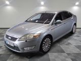 une photo d'une Ford Mondeo argentée garée sur un sol à damier