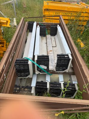 une caisse remplie de matériaux de construction dans l'herbe