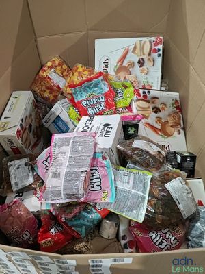 une boîte en carton remplie de toutes sortes de friandises