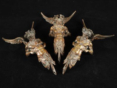 trois figurines d'anges en bronze ancien sur fond noir