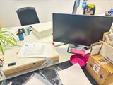 un bureau sur lequel se trouvent un écran d'ordinateur et un ordinateur portable