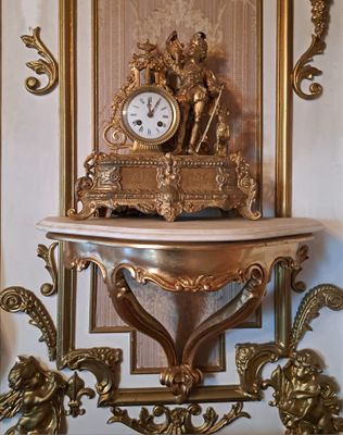 DEUX PENDULES en régule doré à décor d'un chasseur et d'une …
