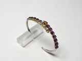 Gros plan sur une bague ornée de pierres multicolores