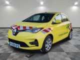 une voiture jaune est garée dans une pièce au sol en damier