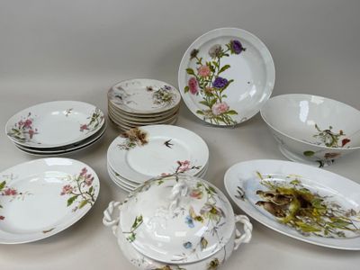 beaucoup d'assiettes et de bols sur la table