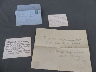 quelques vieilles lettres et enveloppes sont posées sur une table noire