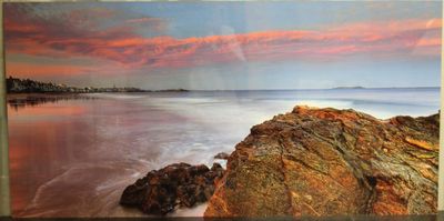 une photo d'une photo d'un coucher de soleil sur la plage