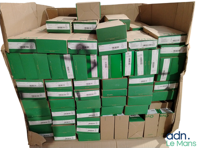 une grande pile de boîtes vertes empilées les unes sur les autres