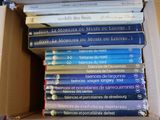 beaucoup de livres dans une boîte sur une table