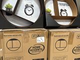 plusieurs boîtes d'articles assortis sont empilées les unes sur les autres