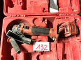 une mallette rouge contenant des outils, posée sur une table