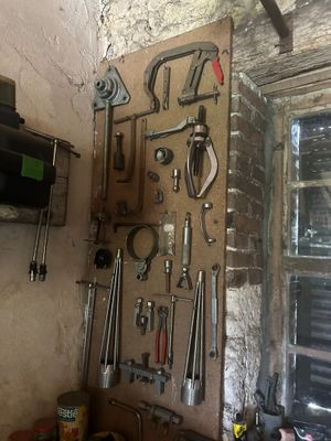 de nombreux outils accrochés au mur du garage