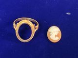 une image représentant une bague en or et un penny sur un fond bleu
