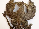 un aigle en métal coiffé d'une couronne