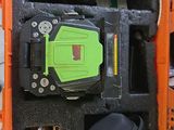 un étui orange contenant un niveau laser vert