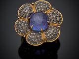 une bague en saphir et diamant