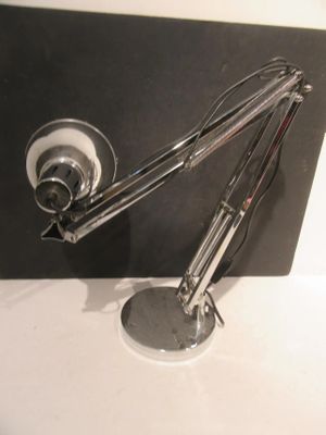 une lampe posée sur une table à côté d'un mur