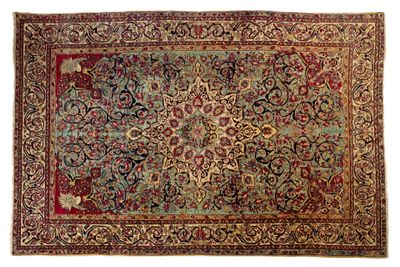 un tapis persan antique avec un motif floral sur fond blanc