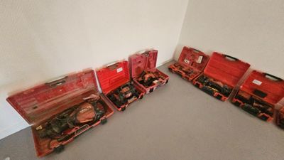deux valises rouges posées l'une à côté de l'autre sur le sol