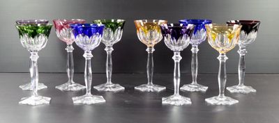 six verres à vin sont alignés sur une table