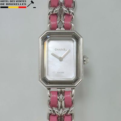 une photo d'une montre rose avec un bracelet à maillons