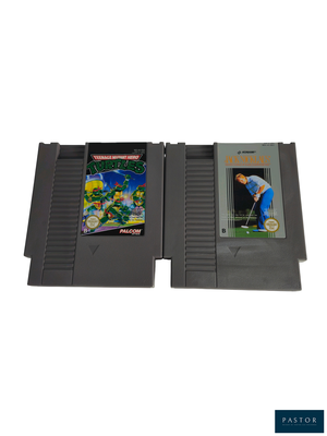 deux cartouches de jeux Nintendo posées l'une à côté de l'autre sur une surface blanche