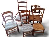 six chaises et une table dans une pièce