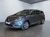 La camionnette bleue est garée dans une pièce blanche au sol noir.