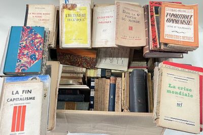 plusieurs livres empilés dans une boîte