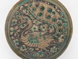 une image représentant une assiette décorative sur laquelle figure un oiseau