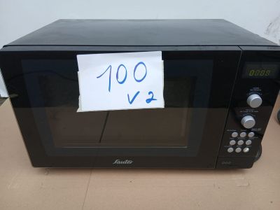 un micro-ondes noir sur lequel est collée une note