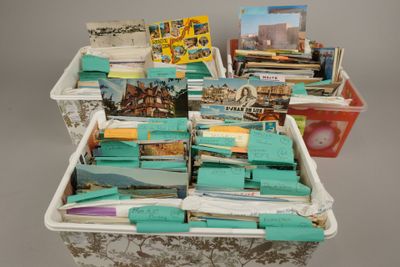 un panier rempli de livres posé sur une table