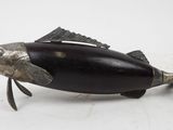 un petit poisson posé sur une surface blanche