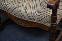 Fauteuil de malade en bois naturel reposant sur quatre pieds… (photo 3)
