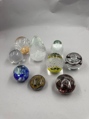 plusieurs billes de verre posées sur une surface blanche