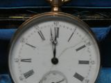 une montre de poche en or avec des chiffres romains