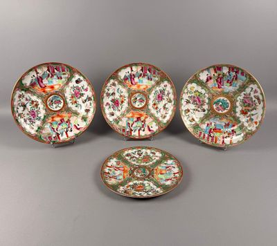 Chine, Canton, Suite de trois assiettes creuses en porcelain…